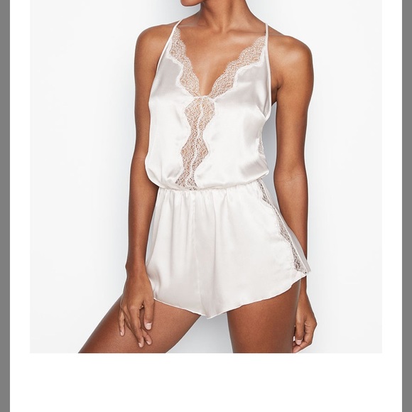 VS Bridal Lingerie & Robe - Picture 4 of 9